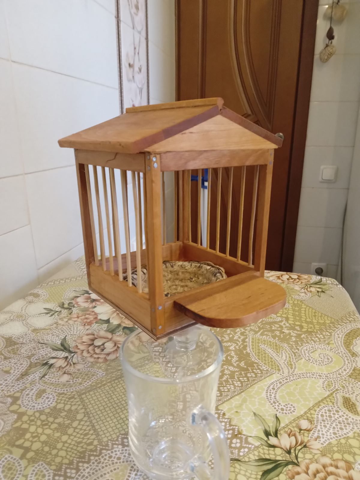 Деревянный домик, гнездо для птиц