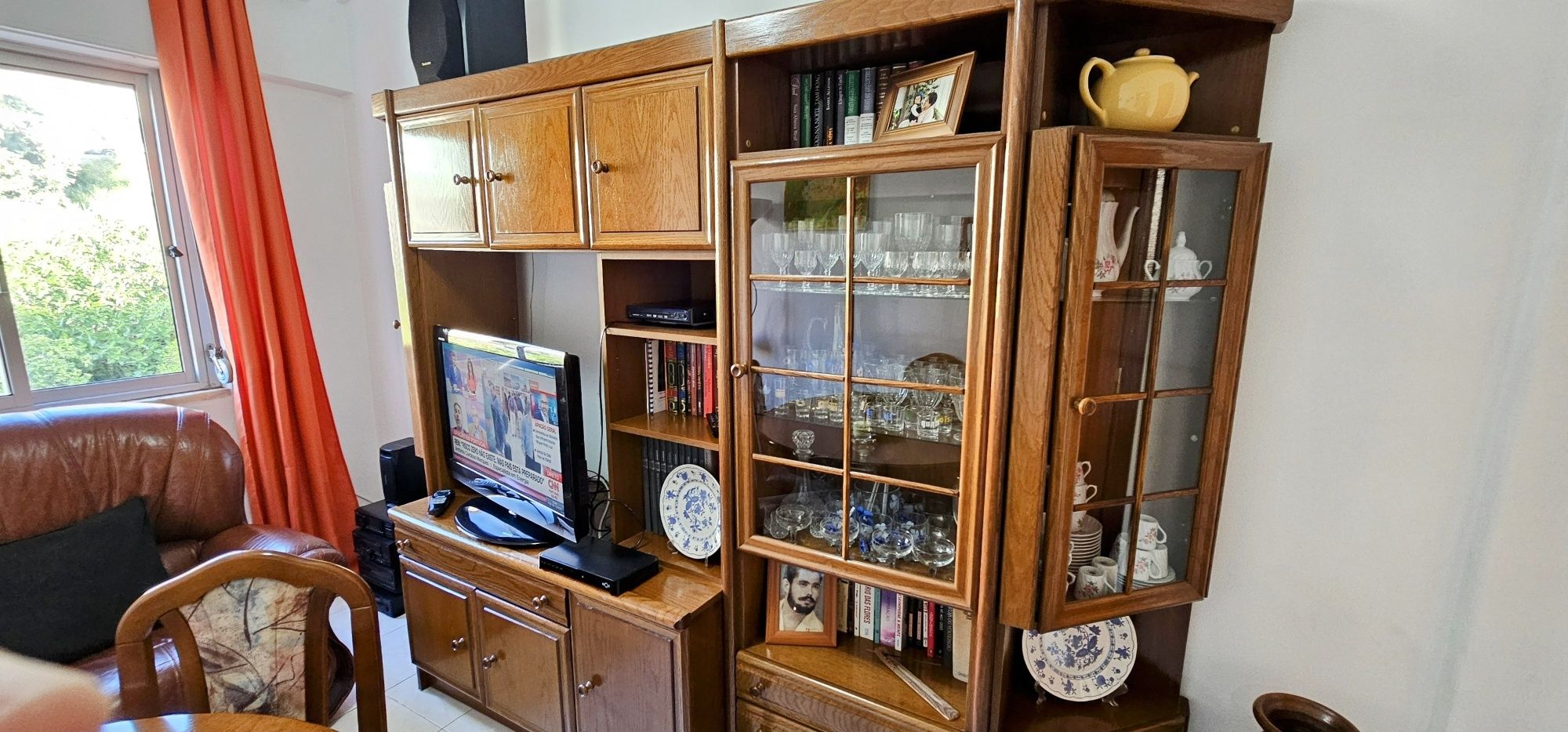 Estante de sala em madeira