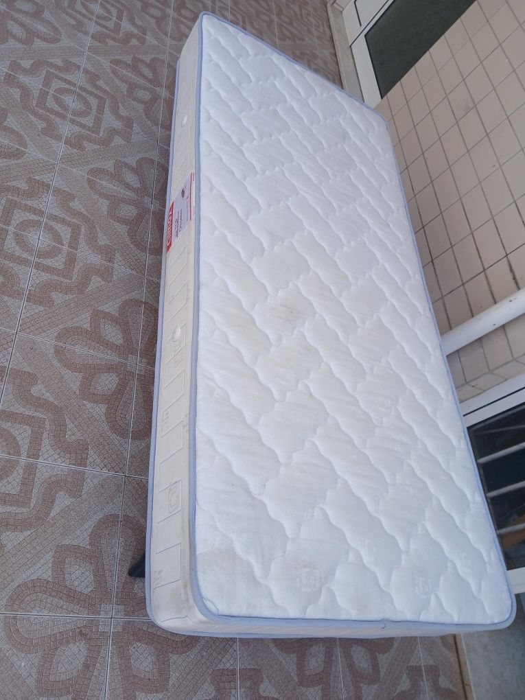 Colchão  de solteiro mede 2.00m x 90