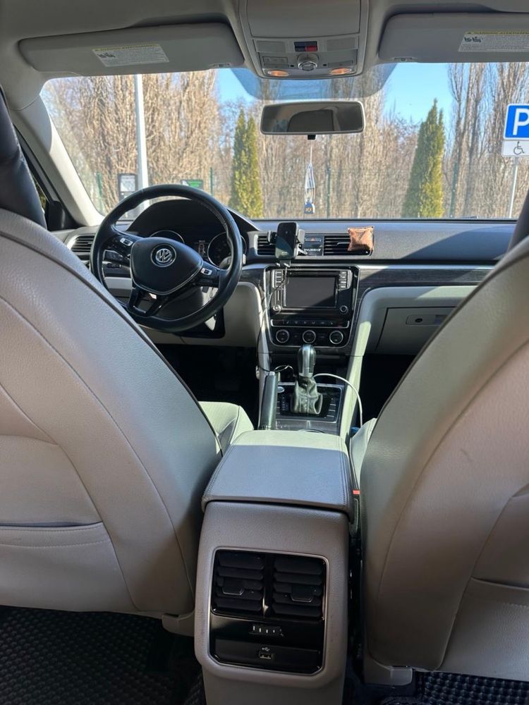 VOLKSWAGEN PASSAT SE 2018 рік 2.0 бензин
