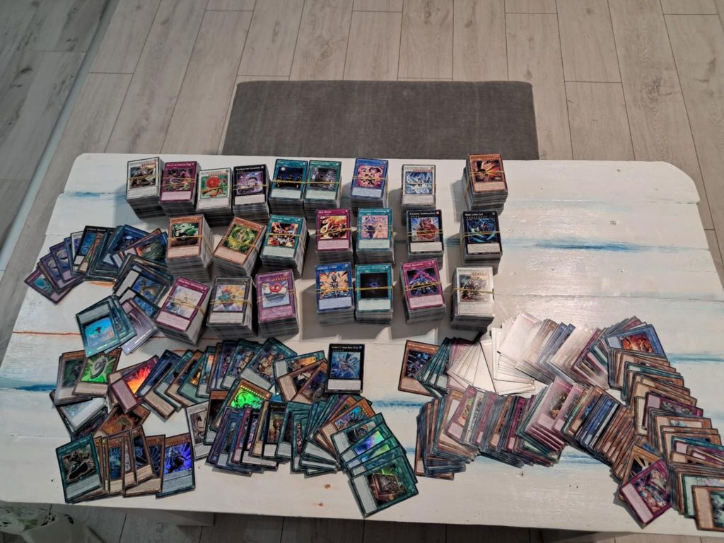 Około 4915 sztuk Karty kolekcjonerskie Yu-Gi-Oh!