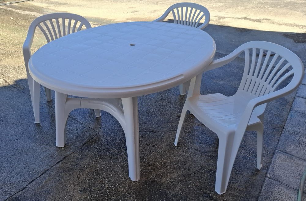 Mesa oval + 3 cadeiras em resina
