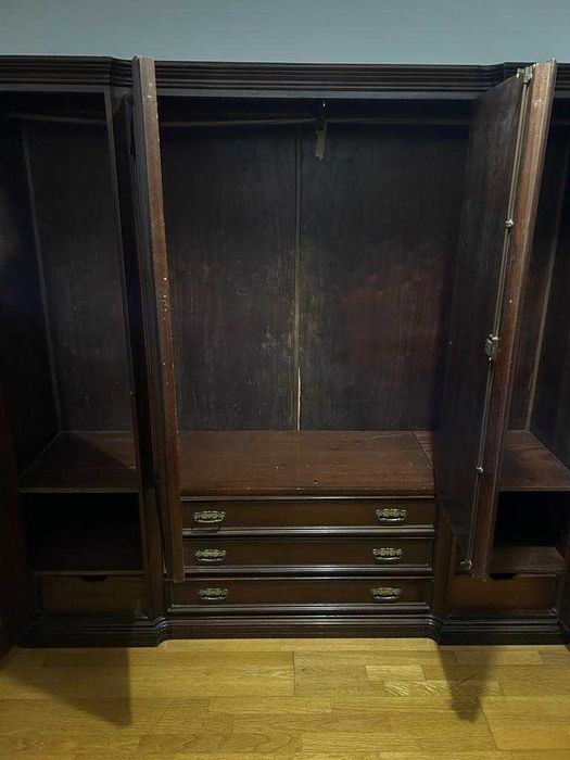 Guarda-Fatos em Madeira Maciça