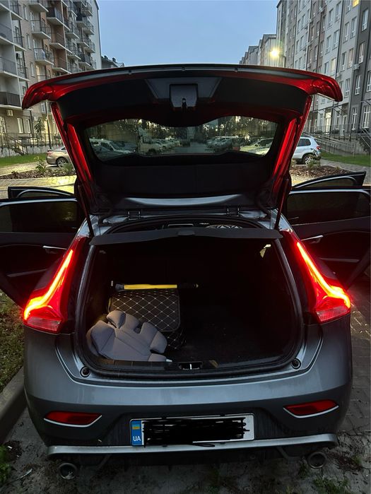 Авто Volvo v40 2015 року