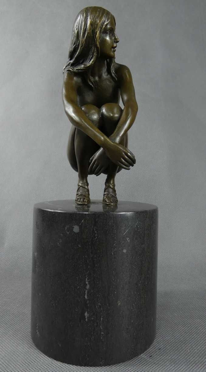 AKT Kobieta kucająca pozująca BRĄZ marmur figura RZEŹBA sygnowana 4kg