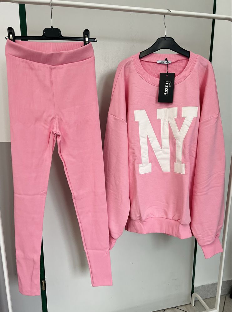 Dres damski NY na jesień pudrowy róż bluza oversize i legginsy prążek