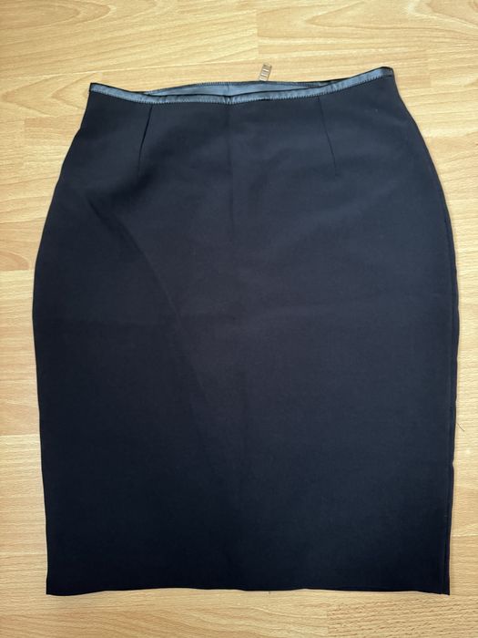 Чорна спідниця з замком позаду