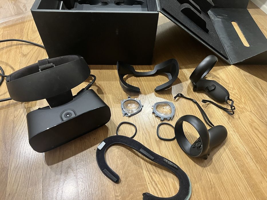 Комплект гарнітури віртуальної реальності Oculus Rift S.