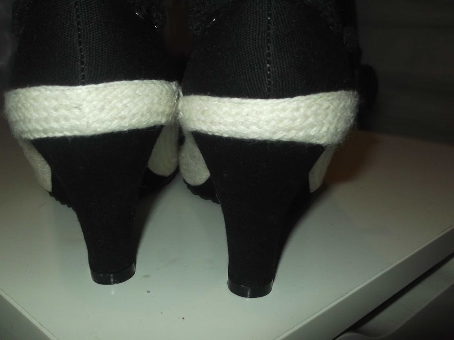 półbuty, koturn, sportowy wygląd, możliwość wiązania sznurkiem, bpc