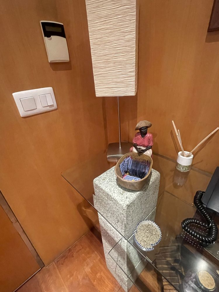 Móvel de entrada em pedra de granito e vidro