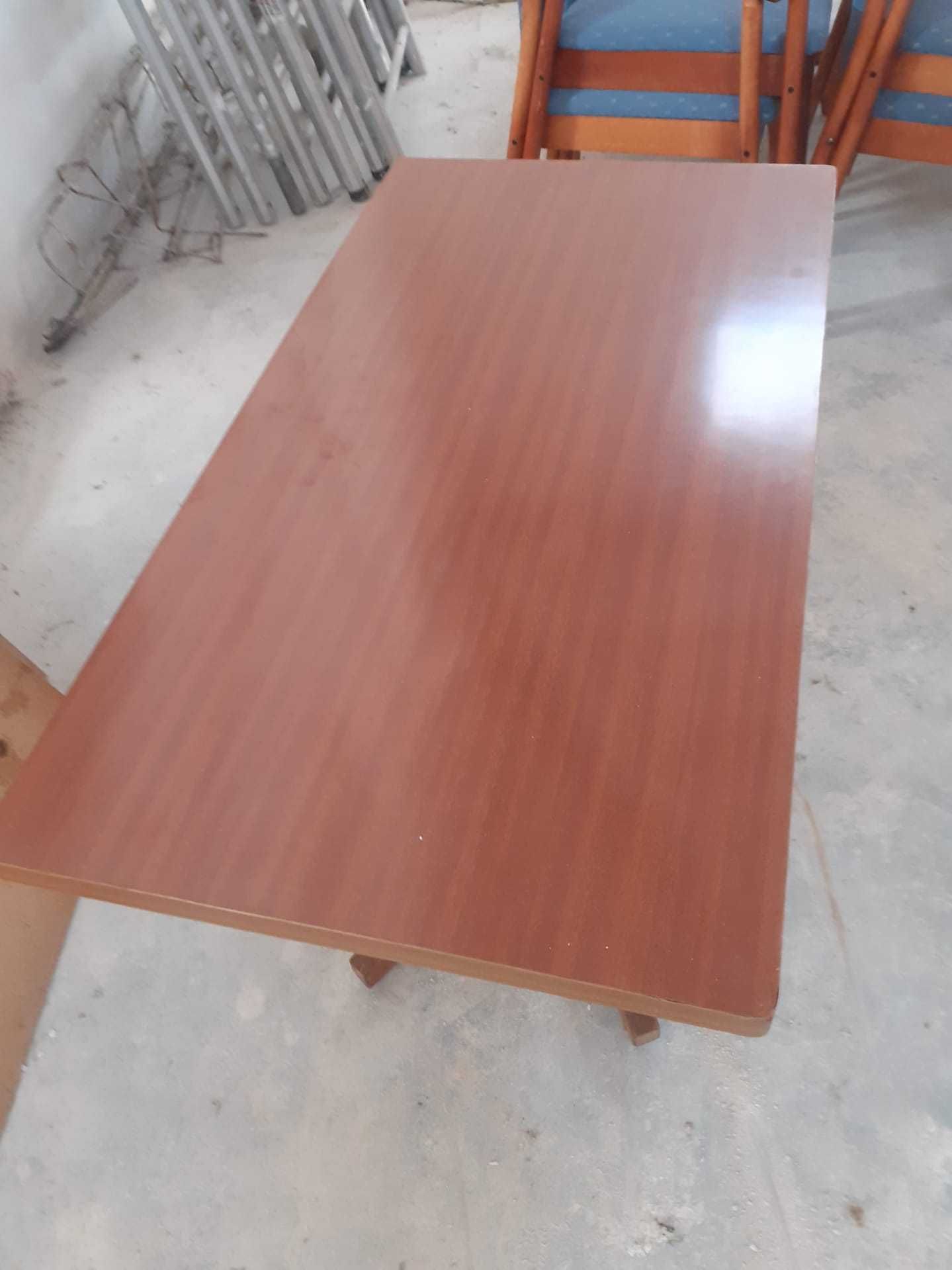 Mesa de madeira retângular