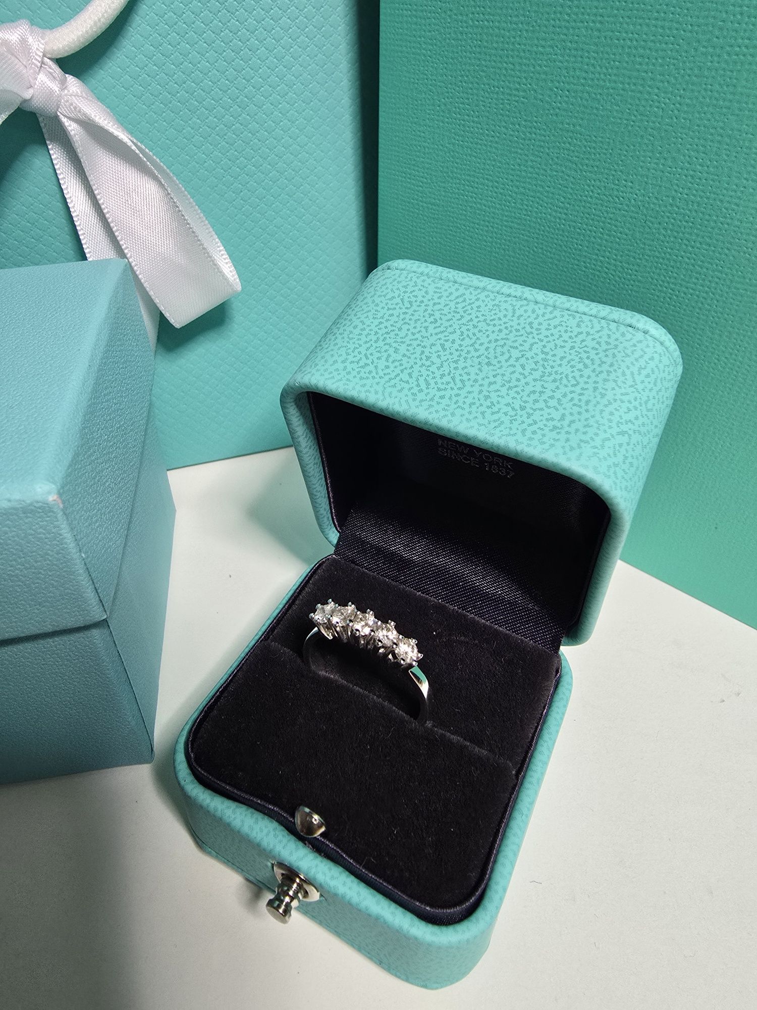Кольцо Tiffany 
Золотое кольцо с бриллиантами
