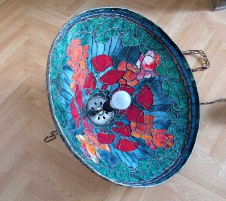 Lampa Tiffany stojaca - podlogowa – mosiezna noga, ręcznie zdobiona.