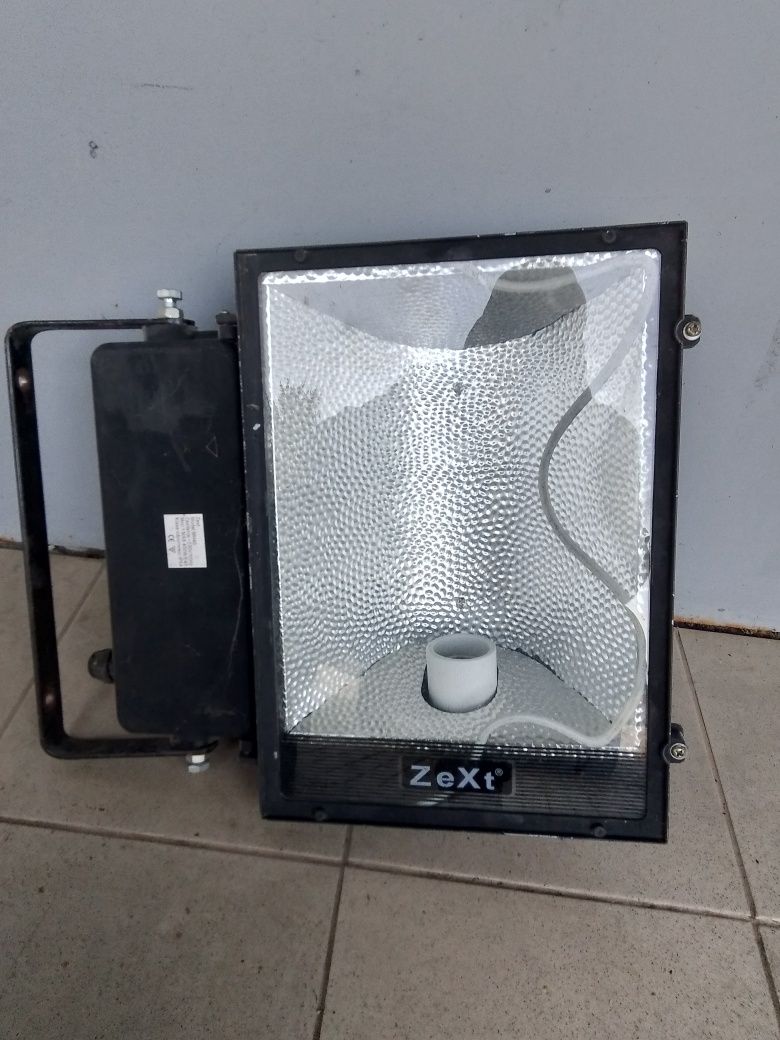 Lampa ZeXt metalowa 400W/230V czarna