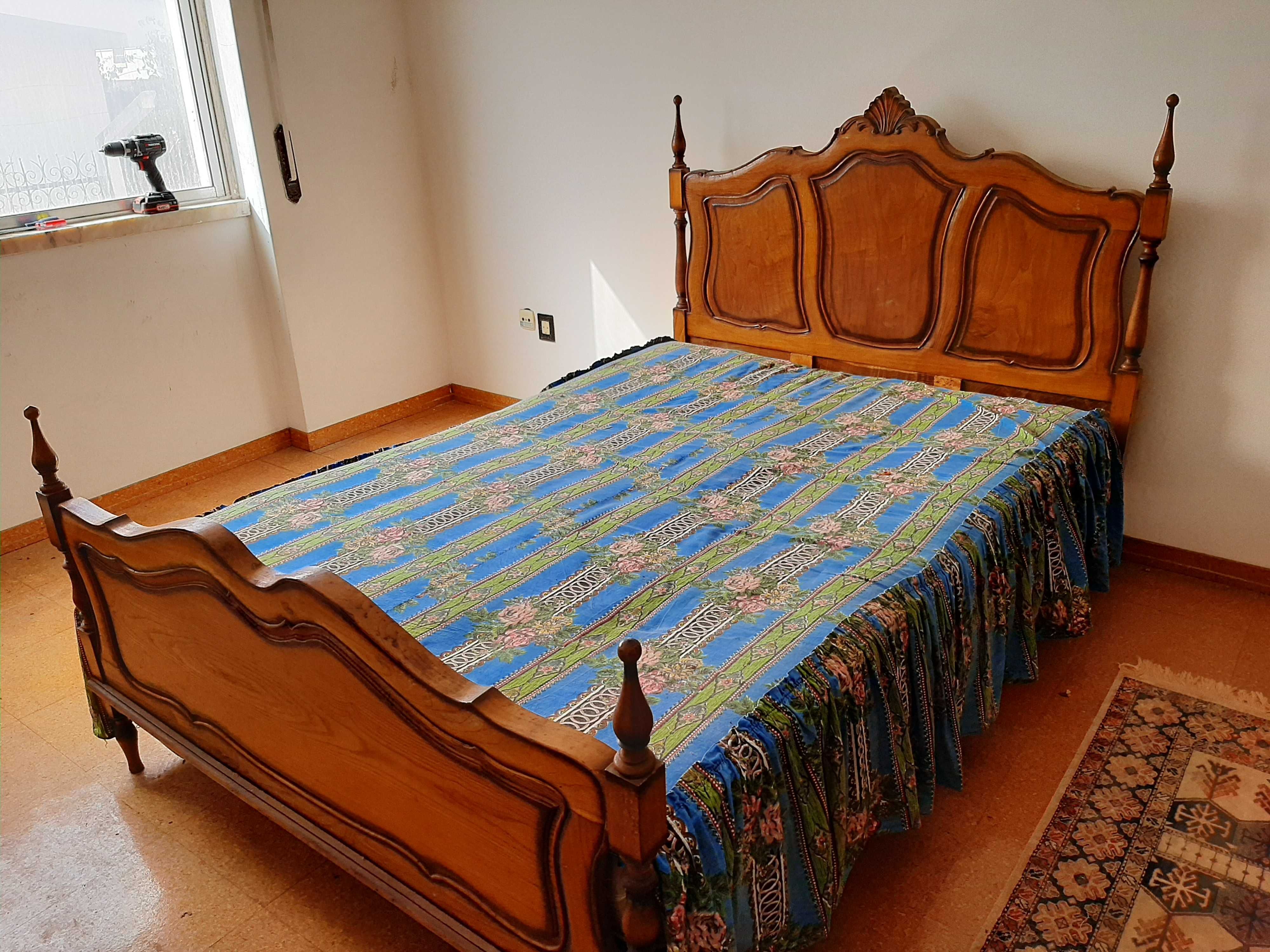 Cama antiga estilo Queen Anne