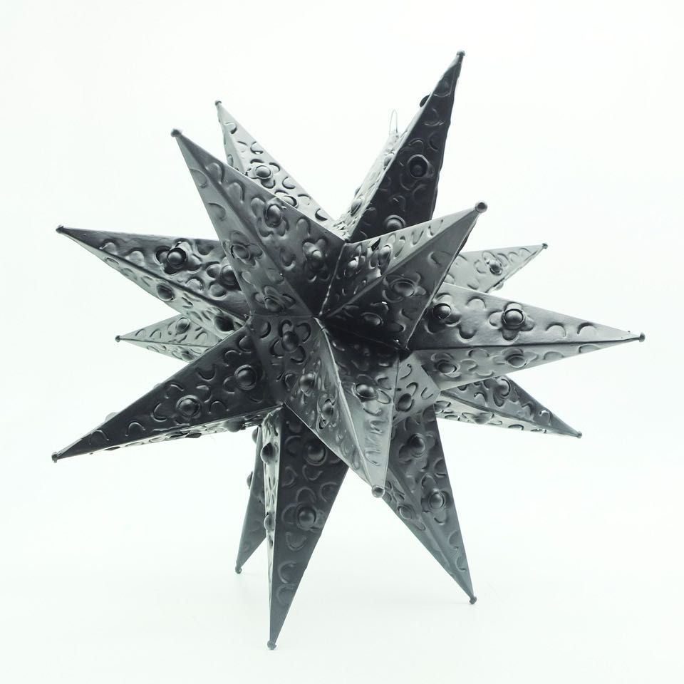 Candeeiro em metal cor preto, formato estrela, perfurado