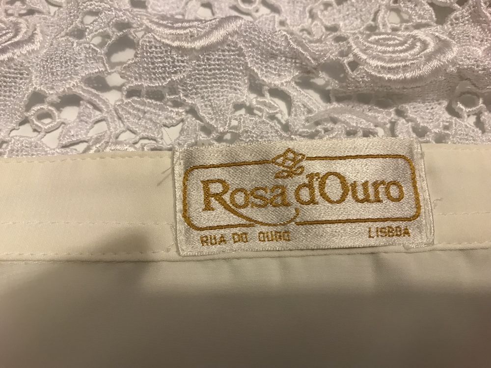 Blusa branca tipo seda com gola trabalhada.