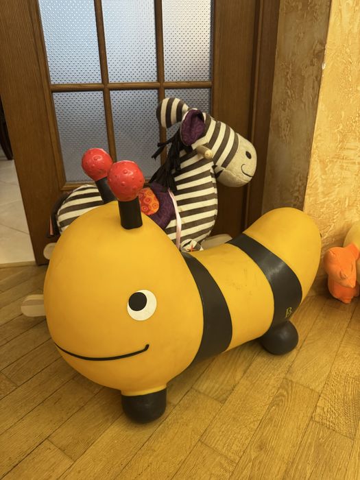 Бджілка стрибунець Battat