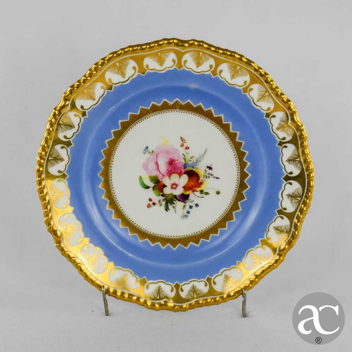 Prato em porcelana europeia pintado à mão e ouro