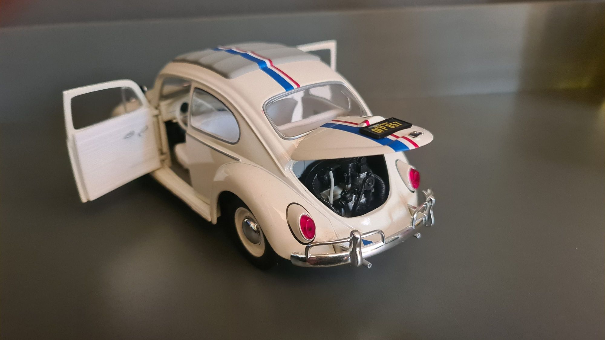Vw beeatle garbus herbie model w skali 1;18 johnny lightning
