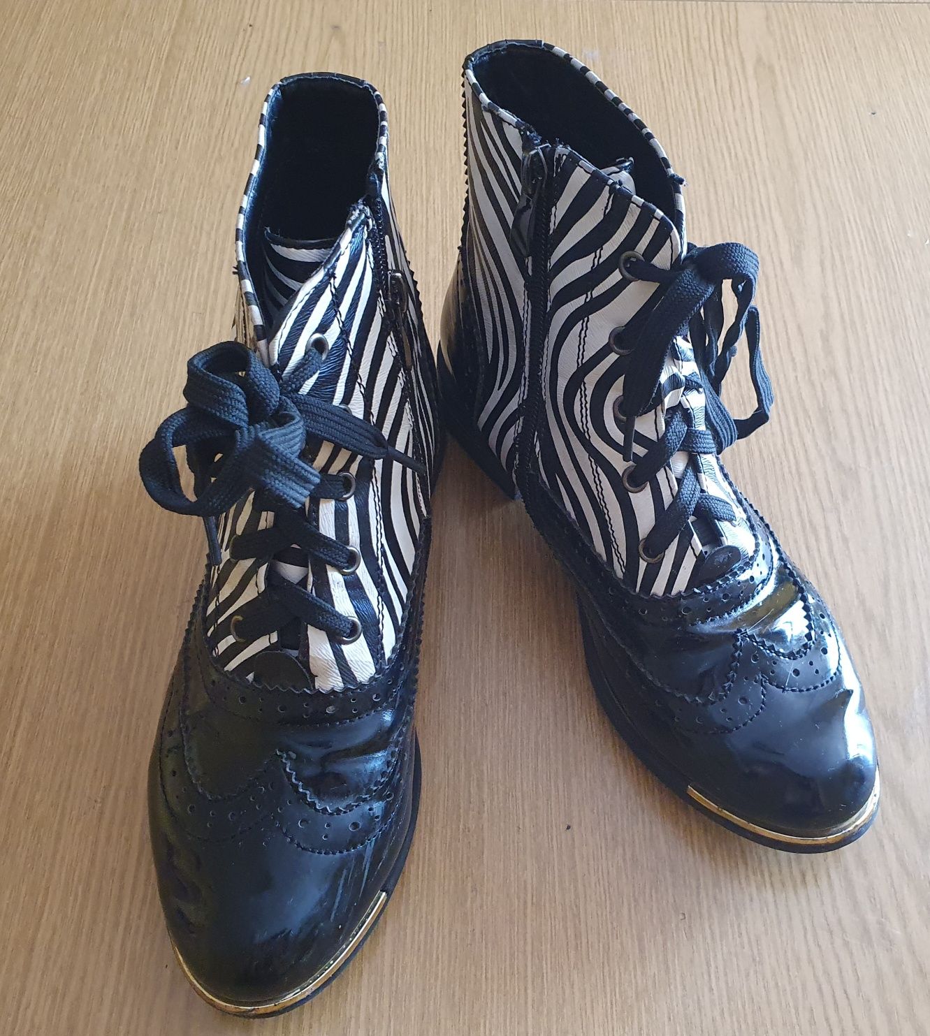 Czarno białe botki damskie zebra rozmiar EUR 36
Rozmiar EUR 36