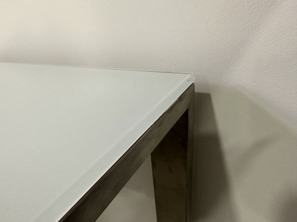 Mesa / secretária em vidro branco e aço inoxidável