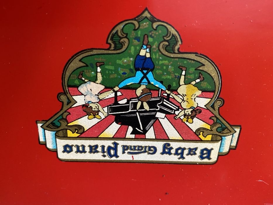 Baby grand piano em madeira