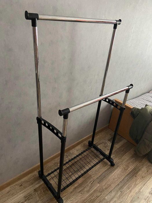 Пересувна вішалка для спальні