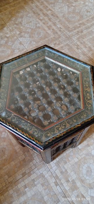 Vende-se duas pequenas mesas de pedestal marroquinas