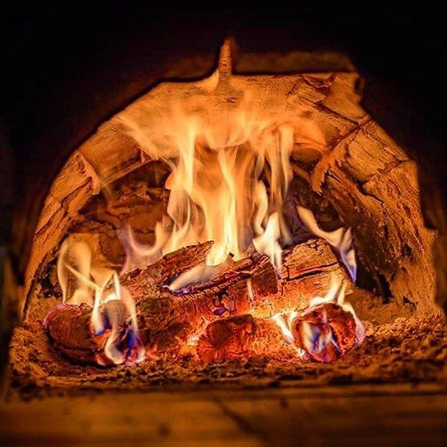 Дім у лісі біля озера з каміном під Києвом. Завжди є світло