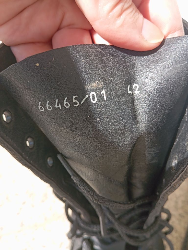 Botas Militares Pretas de Couro - Tamanho 42