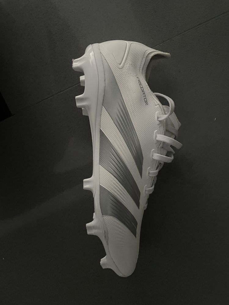 Chuteiras Adidas Predator Academy Brancas – usado uma vez sem etiqueta