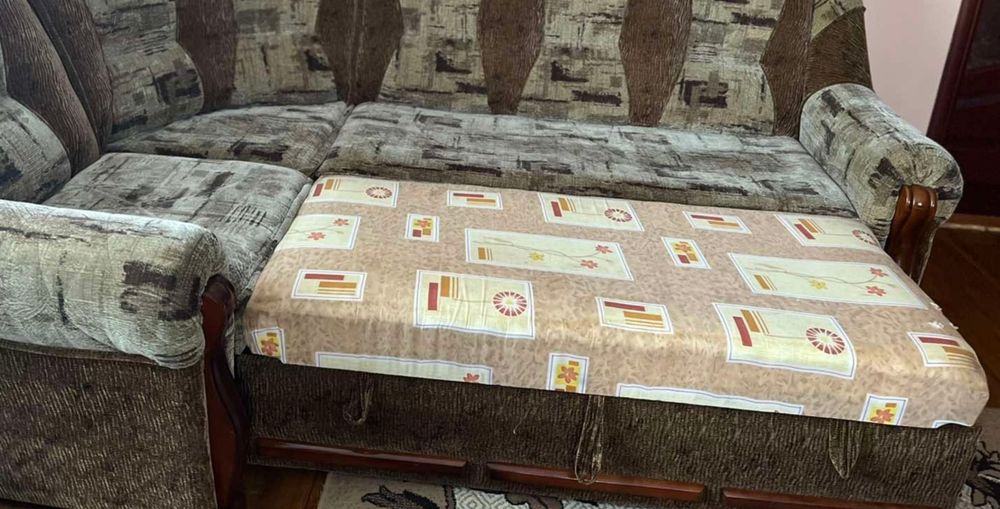 Продам диван для вітальні.