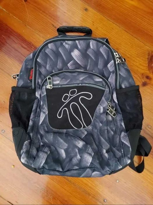 Mochila Totto com padrão de pneus