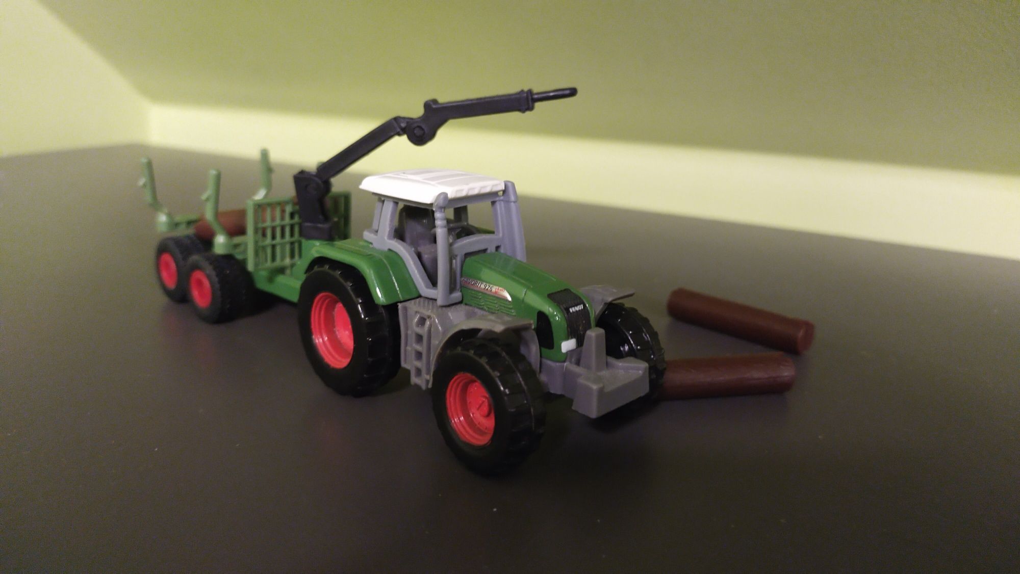 Siku traktor Fendt plus przyczepa z drewnem 1 87