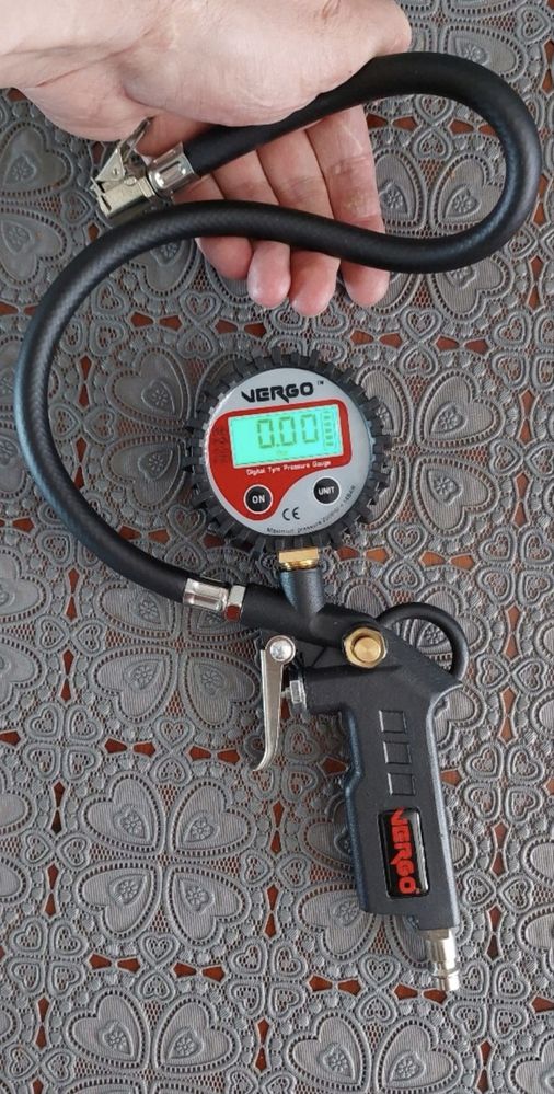 pistolet do pompowania kół cyfrowy – manometr do 14 bar