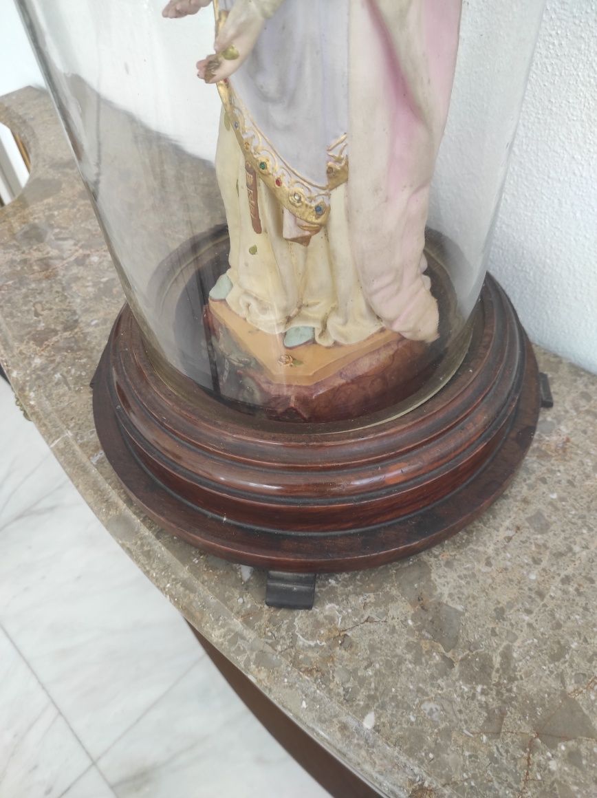 Nossa Senhora, com cúpula de vidro