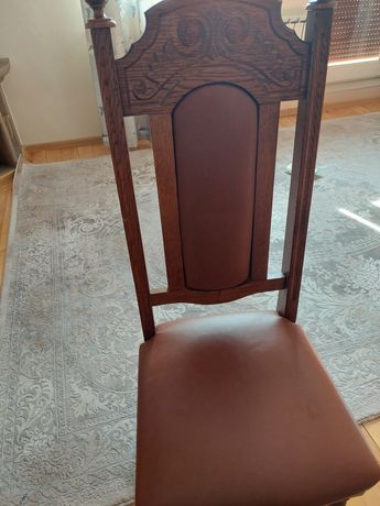 Stylowe krzesła drewniano-skórzane