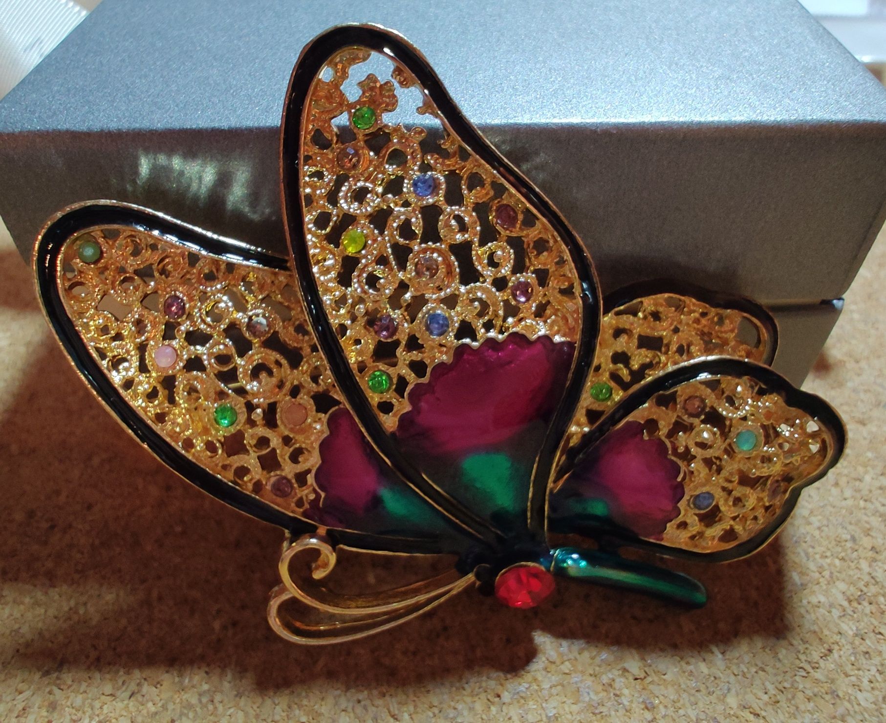 Piękna duża broszka w kształcie motyla