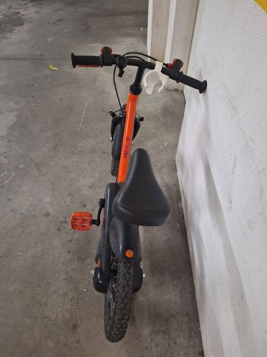 Bicicleta laranja e preta