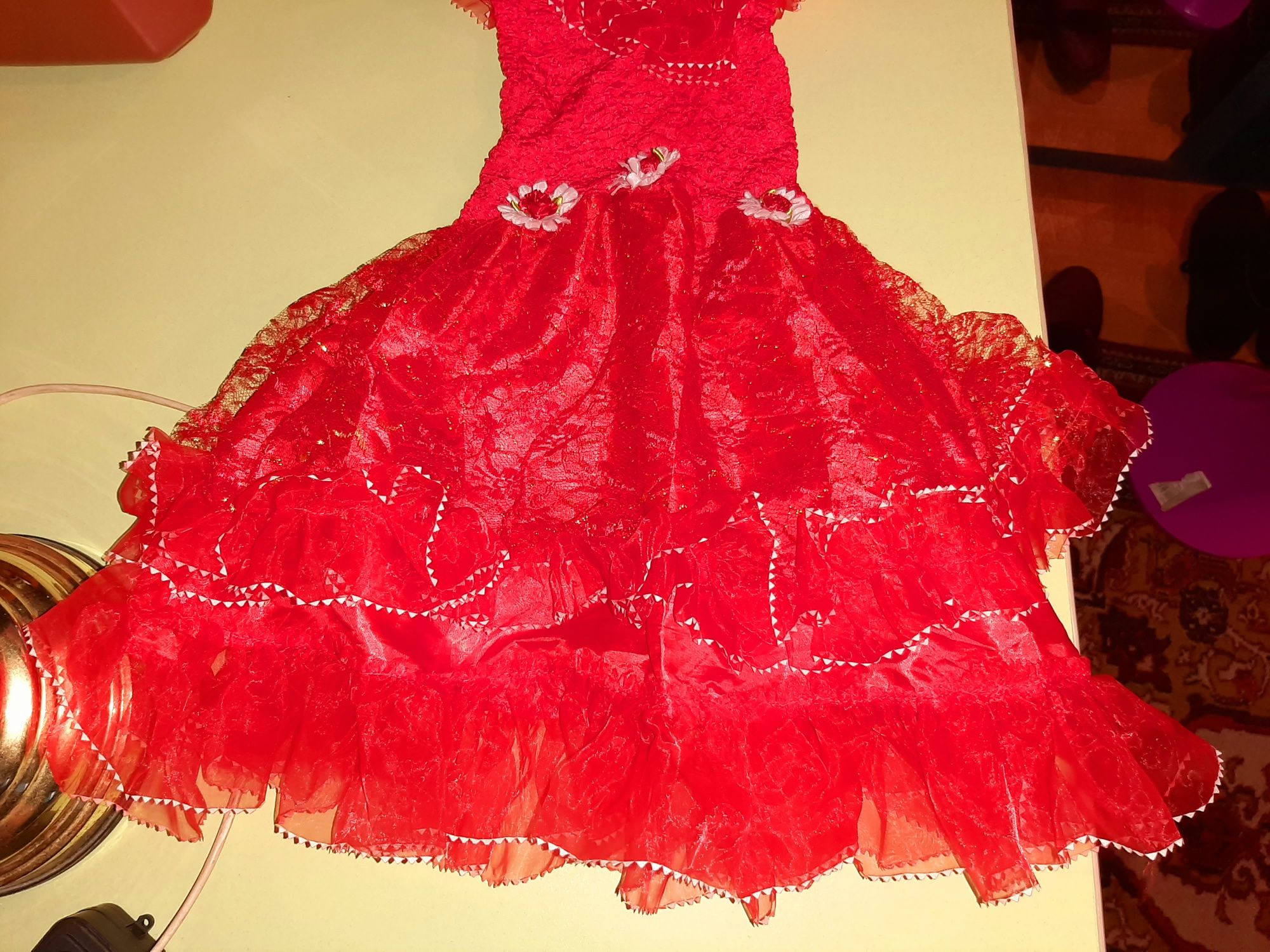 Платье ярко-красное от 2-4 лет.