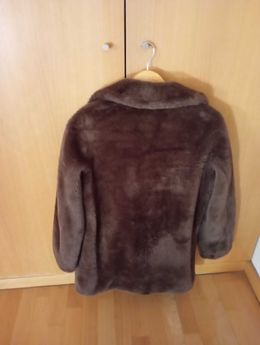 Casaco médio castanho em pêlo