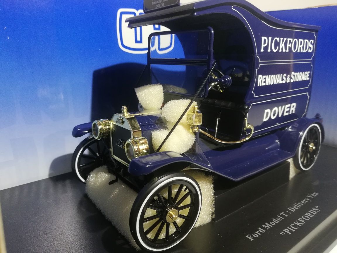 Ford Model T Delivery Van Pickfords 1:18 Universal Hobbies