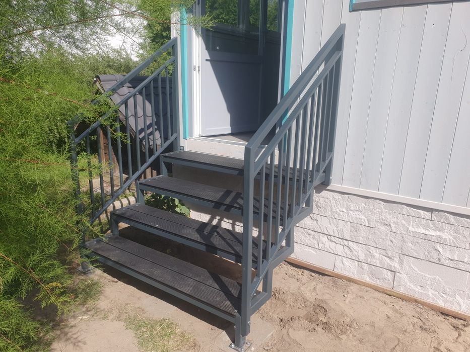 Schody drewniane na metalowej konstrukcji nowoczesne loft