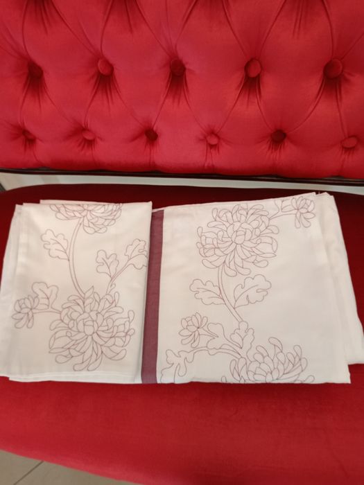 Piękna pościel z delikatnym haftem łańcuszkowym.