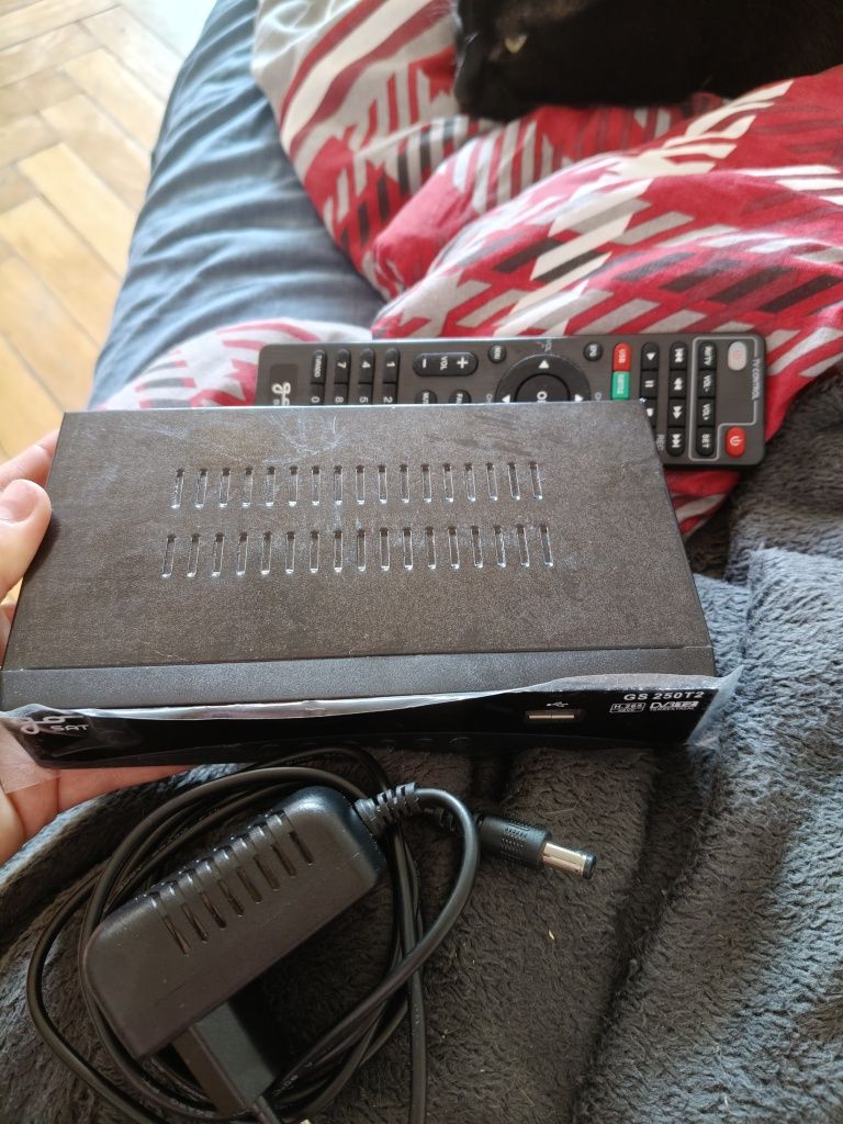 Dekoder (TUNER) DVBT2/HEVC GOSAT Z pilotem programowalnym