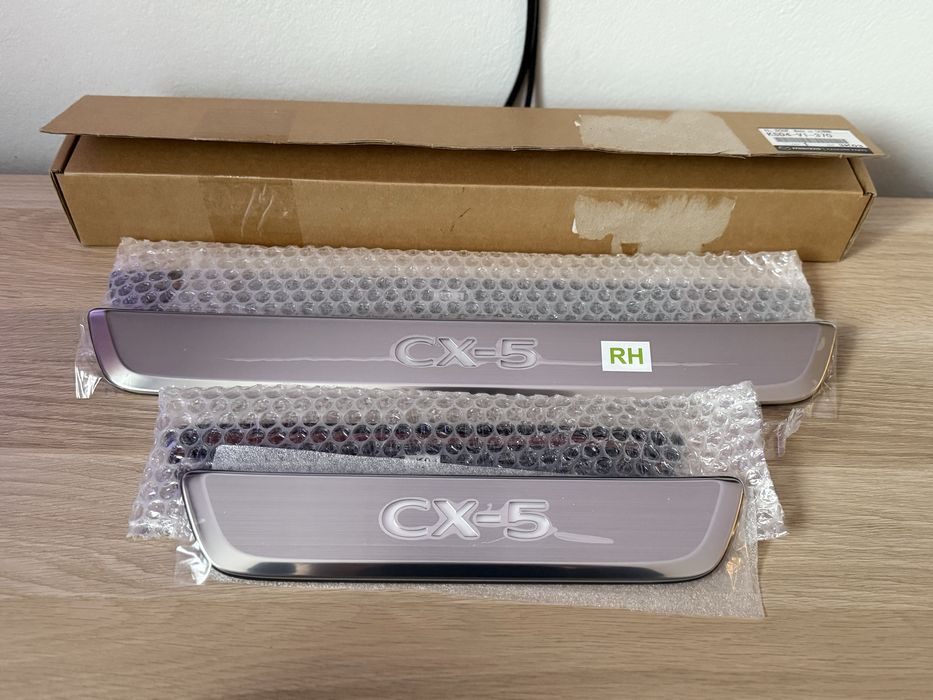 Mazda CX-5 KF 17-24 Listwy ozdobne progów z podświetleniem / KSD4V1370