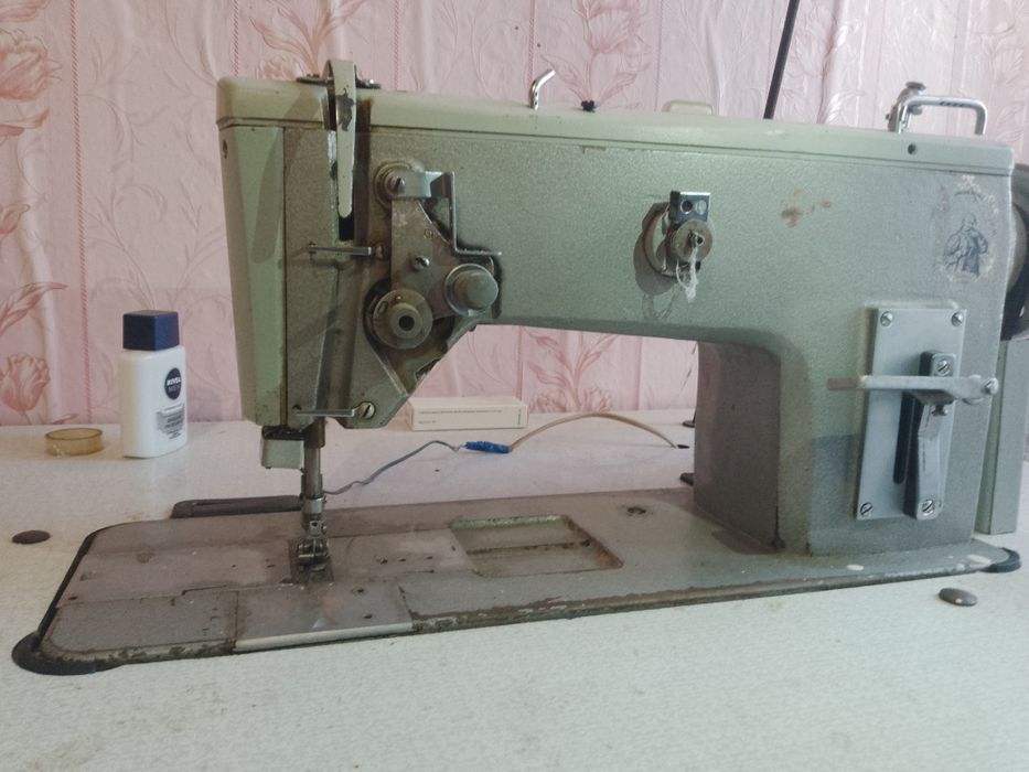 Продам швейну машинку