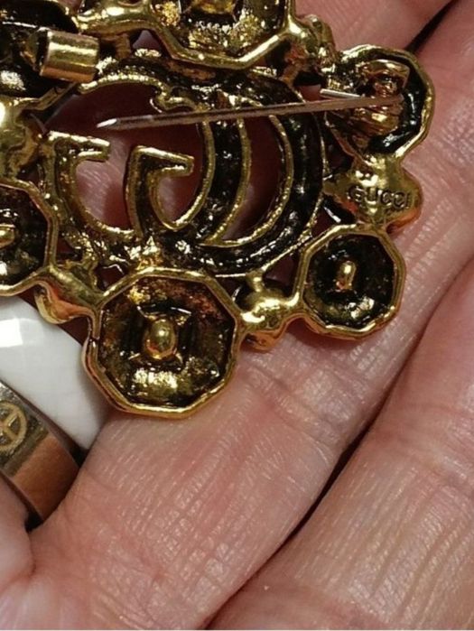 Nowa piękna broszka logowana złota z kamieniami GG Gucci.