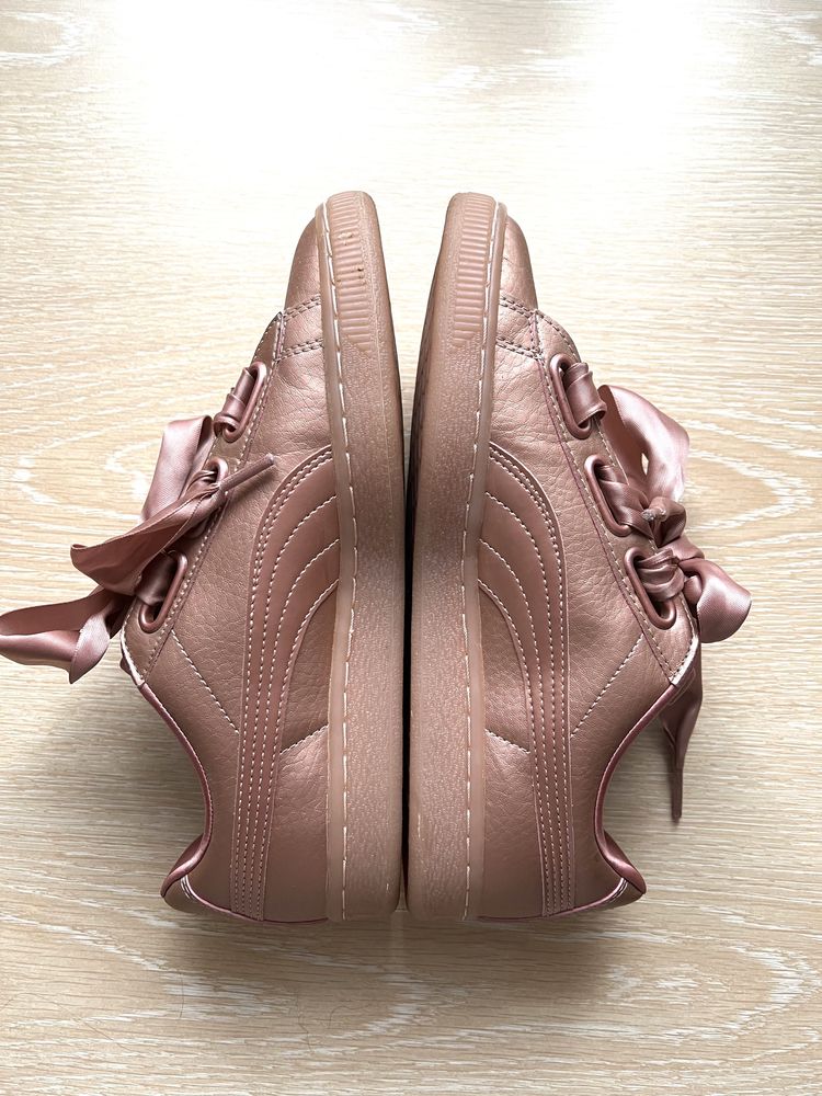 Buty sportowe skórzane Puma Basket Heart Up Wns z kokardkami rose gold